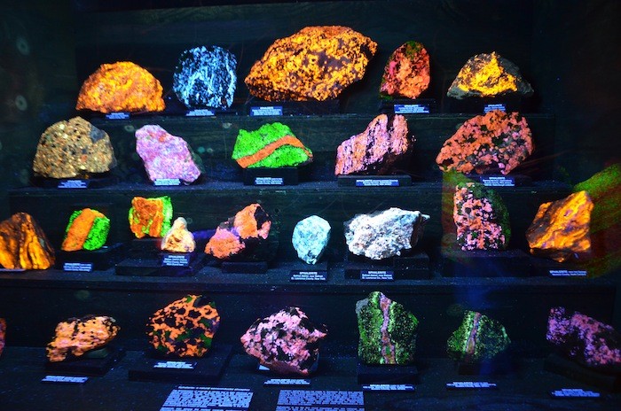 Utiliser la fluorescence sous lumière UV pour identifier des roches  aurifères? 