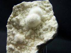 Okénite sur quartz, Inde