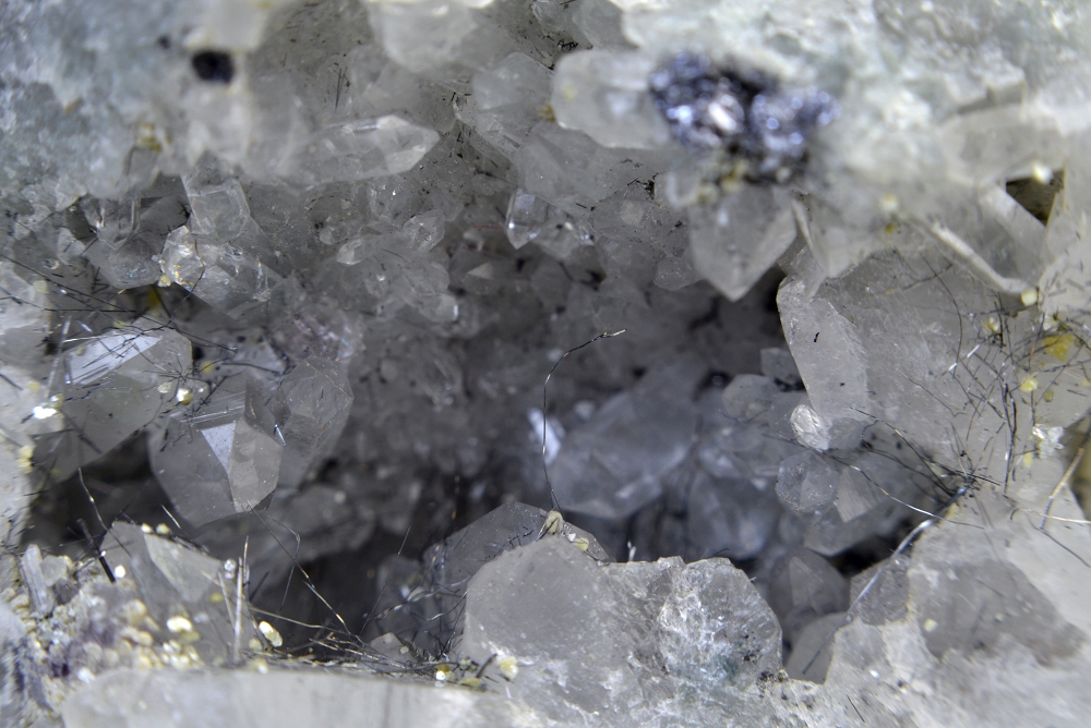 Fluorite, acanthite, stibine_Jachymov détail2.jpg