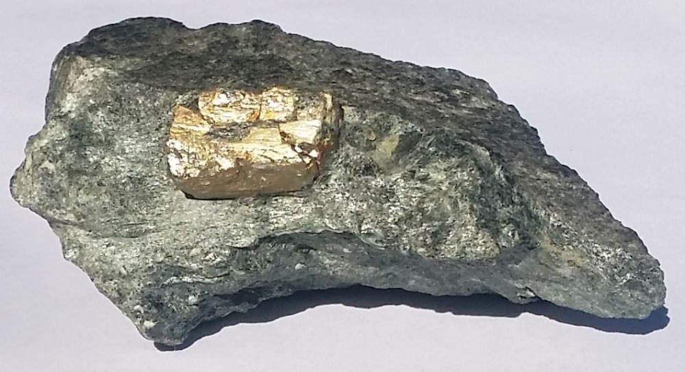 Chalcopyrite sur Amphibolite.jpg