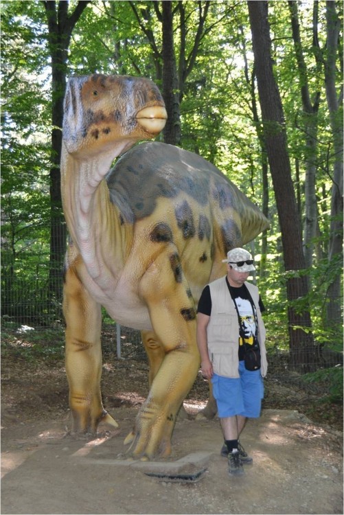 iguanodon et Alex.jpg