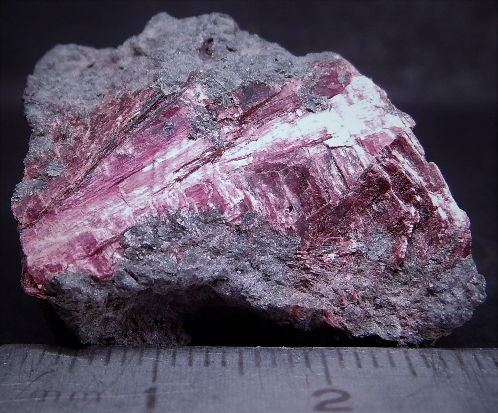 59ee50c293a74_(8)111-Erythrite-BouAzzerDistrictTazenakhtOuarzazateProvinceDra-TafilaletRegionMAROC.thumb.jpg.d0f82936fc082ed72c46c1275a24ea0e.jpg