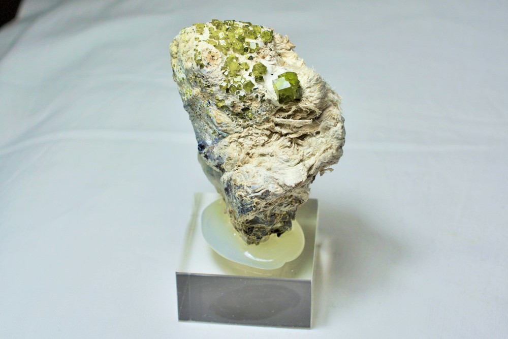 Grenat Andradite Demantoïde (Valmalenco, Italie) .JPG