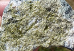 EPIDOTE - CHAMPAGNAC-LA-RIVIERE - HAUTE-VIENNE (87)